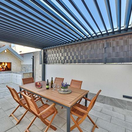 Luxury Apartment Pia With Swimming Pool And Grill Трогир Экстерьер фото