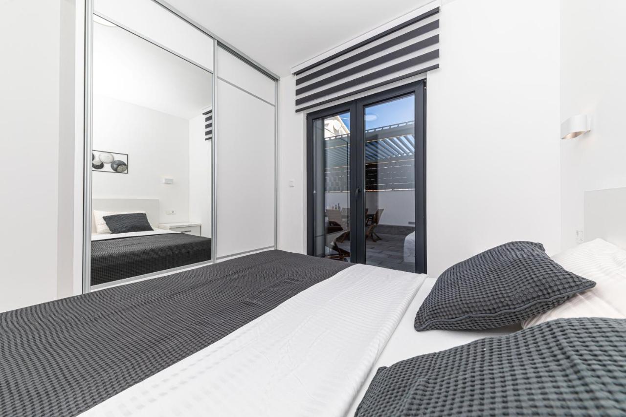 Luxury Apartment Pia With Swimming Pool And Grill Трогир Экстерьер фото